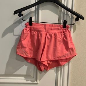 RARE LULULEMON Raspberry Cream 2.5” low rise hotty hots size 6